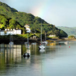 CHAVEIRO VISÕES DAS PAREDES<br><div class="desc">Depois de um dia de chuva,  o sol finalmente sai e um arco-íris aparece no céu,  nesta bela paisagem do porto de Aberdyfi no País de Gales,  com barcos na água e algumas casas da vila.</div>