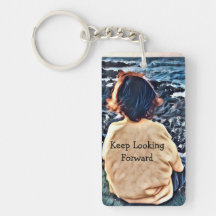 Vista de assento do menino para fora no oceano