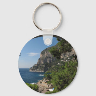 Chaveiro Vista em direção aos penhascos na ilha de Capri