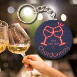 Chaveiro Você me teve em Chardonnay<br><div class="desc">O chaveiro de botão redondo apresenta texto divertido "Você me teve em Chardonnay" e dois copos de vinho neon em um fundo de tijolo azul da meia-noite. Chaveiros fazem presentes memoráveis para familiares e amigos ou criam por si mesmos. Mude para o seu vinho favorito.</div>