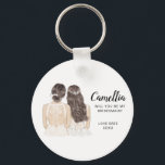 Chaveiro Você será minha dama de honra?<br><div class="desc">Você será minha proposta de Bridesmaid tecendo um toque simples e clássico "Você vai ser minha dama de honra?" com uma dama e dama de honra. Personalize o nome e a função de sua preferência.</div>