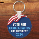 Chaveiro Vote Kamala Harris para o Presidente 2024 Blue<br><div class="desc">Vote em Kamala Harris para Presidente na eleição presidencial de 2024. Escolha o nosso vice-presidente como candidato a partido democrático e mostre o vosso apoio a esta chaveiro de bandeira americana a azul para um democrata.</div>