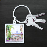 Chaveiro Watercolor Eiffel Tower Paris Café Francês<br><div class="desc">Watercolor Eiffel Tower Paris French Cafe Chaveiro apresenta uma área de assentos de café francês com aquarelas,  com Paris e a Torre Eiffel em segundo plano. Criado pelo Evco Studio www.zazzle.com/store/evcostudio</div>