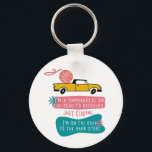 Chaveiro Yarnaholic Funny Knitting Dizendo com Yarn Truck<br><div class="desc">Chaveiro para tricotadores e fios! O chaveiro tem um design com um ditado arnaólico popular, adequado para tricô e viciados em crochê (como nós!). A frase do fio é escrita em tipografia casual em maiúsculas e lê-se: "Sou um arnaólico na estrada para a recuperação - brincadeira - estou na estrada...</div>