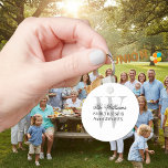 Chaveiros de reagrupamento familiar com monograma<br><div class="desc">Chaveiros de reagrupamento familiar com nome personalizado monograma. Design de tipografia clássica para reunião familiar, reunião de graças, churrasco, festa de janto de Natal, reunião, evento de fim de semana etc. A letra inicial do chip monograma com texto de script. Também é um bom símbolo / favor para casamento, graduação,...</div>