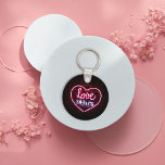 chaveiros de sinais luminosos de amor rosa<br><div class="desc">É frequentemente duro colocar sentimentos e pensamentos em palavras. Deixem esta arte curvada "Curvada Design Images" fazer a conversa. Perfeito para amigos, família e colegas de trabalho, nosso design adicionará algum personagem aos seus produtos Zazzle favoritos.#trabalho de arte mural #canvas mural #quote arte #curvada #quote arte #quote arte #love dias...</div>