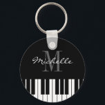 Chaves de piano chaveiro para crianças, pianistas<br><div class="desc">Grande chaveiro para crianças,  pianista ou professor. Corda de chave personalizada,  redonda,  elegante,  com nome monograma elegante. Acessório monograma para homens,  mulheres e crianças. Design de teclado de instrumento clássico para instrutor de piano,  aulas de música,  etc. Um favor divertido do partido preto e branco monograma.</div>