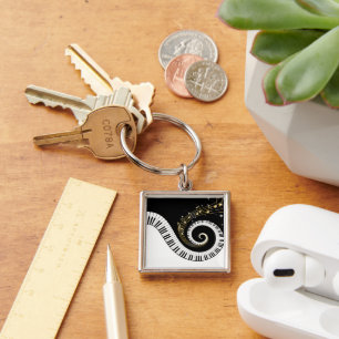 Chaves do piano e chaveiro Dourado das notas da