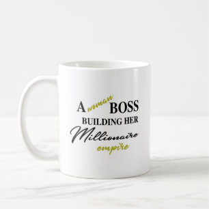 Chefe da mulher que constrói sua própria caneca do