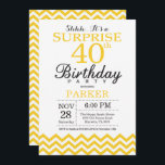 Chevron Amarelo de Convite para aniversário de 40<br><div class="desc">Convite para aniversário de 40 anos surpresa com Chevron Amarelo.Preto & Branco. Aniversário Adulto. O Dia do Homem ou da Mulher Convidam.
Para mais personalização,  clique no botão "Personalizar" e use a ferramenta design para modificar este modelo.</div>