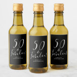 Chic 50 Fabuloso Black White Name 50th Birthday<br><div class="desc">Celebre fazer 50 anos de estilo com esta elegante etiqueta de 50 anos, preto e branco, com o texto 50 e fabuloso em caligrafia branca e tipografia moderna. Basta adicionar seu nome e suas etiquetas de vinho de presente de festa de aniversário 50ª estão prontas para ir. Desenvolvido exclusivamente para...</div>