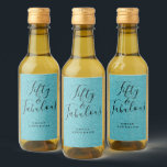 Chic 50 Fabuloso Blue Glitter Name 50th Birthday<br><div class="desc">Celebre fazer 50 em estilo com esta etiqueta de vinho de 50 anos elegante, brilhante, azul, com o texto 50 e fabuloso na caligrafia chic preta. Basta adicionar seu nome e suas etiquetas de vinho de presente de festa de aniversário 50ª estão prontas para ir. Desenvolvido exclusivamente para você pelo...</div>