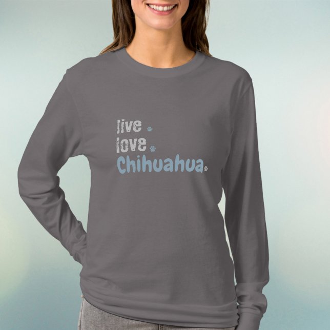 Chihuahua Mãe Vive Amor Longa Folga T-Shirt (Chihuahua mom's will love chilling in this cute long sleeve
shirt...and it can be customized!)