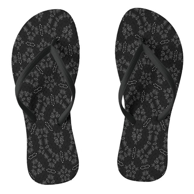 Chinelo Preto Elegante com Padrão de Renda Floral  (Pé da cama)