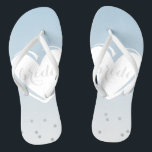 Chinelos Algo azul<br><div class="desc">Algo velho, algo novo, algo pedido, algo azul. Quando você está pronto para trocar um pouco seus saltos por algo mais confortável para dançar dentro, estes chinelos podem apenas fazer o truque!</div>