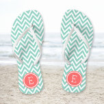 Chinelos Aqua e Coral Chevron Monograma<br><div class="desc">sandálias de flutuação de sacudir impressas personalizadas com um padrão quevron moderno na moda e um monograma personalizado ou outro texto em um quadro circular. Clique em Personalizar para alterar as fontes e cores do texto ou adicionar suas próprias imagens para criar uma única design!</div>