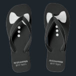 Chinelos Arco Branco Amarra no Melhor Casamento de Homem de<br><div class="desc">Estes chinelos divertidos são uma maneira excelente de obrigado do melhor homem do seu casamento. Eles apresentam um design de tuxedo bonito,  com uma gravata branca de arco e botões no topo,  e seu nome e título abaixo.</div>