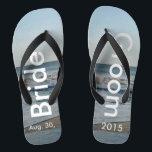 Chinelos Areia de Praia de Casamento Personalizado<br><div class="desc">Céu Azul bonito com Nuvens Brancas Claro Fluffy, Mar Azul, Ondas Oceânicas Piscantes e Areia de Praia. Chinelos Unisex com Noiva e Data de Casamento gravada em um texto de cor branca. PERSONALIZE com o texto nos pés esquerdo e direito (ou exclua o texto para mostrar apenas a imagem). A...</div>