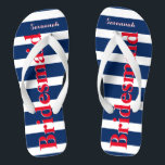 Chinelos Azul branco vermelho-Madrinha de casamento persona<br><div class="desc">Padrões de faixas de cor branca e azul-mostarda - Altere para qualquer cor clicando em personalizar. E diga o que quiser. Torne estes chinelos do tipo que têm sua mensagem neles. Seja a fala da praia!</div>