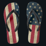 Chinelos Bandeira Patriótica Americana Vintage<br><div class="desc">Sinta-se livre para modificar o design de acordo com suas preferências. Você pode alterar o local, a orientação, as cores e o tamanho do design. Além disso, você pode adicionar seu próprio texto, ou slogan definir sua fonte, local e tamanho, tudo para criar o melhor presente pessoal para você e...</div>