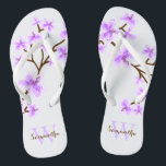 Chinelos Blossomas de Cereja lavanda Monogramados<br><div class="desc">Linda e doce cereja floresce ou sakura flores design perfeito para primavera,  verão,  assim como para noiva,  damas de honra,  mãe da noiva,  mãe do noivo,  madrinha de casamento,  presentes de flores,  e muito mais!</div>
