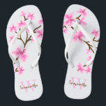 Chinelos Blossomas de Cereja Rosa Monogramados<br><div class="desc">Linda e doce cereja floresce ou sakura flores design perfeito para primavera,  verão,  assim como para noiva,  damas de honra,  mãe da noiva,  mãe do noivo,  madrinha de casamento,  presentes de flores,  e muito mais!</div>
