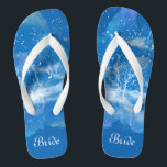 Chinelos Branca Azul Elegante Algo Azul Noiva De Casamento<br><div class="desc">Apresentando um padrão clássico de gradiente azul e branco, estes chinelos elegantes são uma ideia bonito e azul para o seu casamento. Eles adicionarão uma dose de na moda de brilho ao seu dia de casamento, festa de solteira ou outra celebração. ♥ Personalize-o com o seu texto usando os campos...</div>