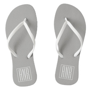 Chinelos Branco do monograma das iniciais na luz - cinza