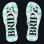 Chinelos BRIDE Teal Blue Wedding Bridal Party Bride<br><div class="desc">Coloque um sorriso na cara dela quando ela receber essas chinelos divertidas,  não se esqueça de lhe dar a bolsa correspondente,  ela vai adorar este dom fabuloso! Procure por chinelos de noivos coordenados,  faz o jogo perfeito de presentes de Jack e Jill. Toda parte da coleção BRIDE & CO.</div>