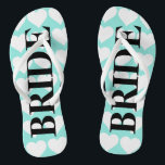 Chinelos BRIDE Teal Blue Wedding Noite de Festa<br><div class="desc">Coloque um sorriso no rosto dela quando ela receber essas chinelos divertidas,  certifique-se de dar a ela a bolsa correspondente,  ela vai amar este presente fabuloso!  Procure por chinelos de noivos coordenados,  faz o jogo perfeito de presentes da festa Jack e Jill!  Tudo parte do BRIDE & CO. coleção.</div>