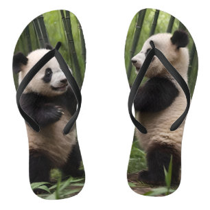 Chinelos Brincadeiras: Bebês Pandas Brincam na Floresta,