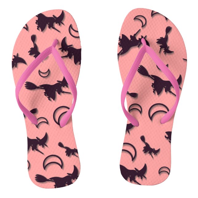 Chinelos Bruxa voadora entre meia lua na noite de Halloween (Pé da cama)