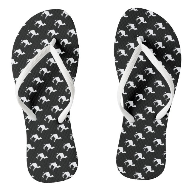 Chinelos Camelo Hump Day Adora Preto e Branco (Pé da cama)
