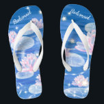 Chinelos Casamento Branco Azul Floral Bridesmaid Fli<br><div class="desc">Este belo par de chinelos, com uma água floral pontilhada com estrelas cintilantes sobre fundo azul com ondulações de água, é um presente memorável para os membros da festa de casamento: noiva, damas de ponte, mãe da noiva, madrinha de casamento... Eles adicionarão uma dose de na moda de brilho ao...</div>