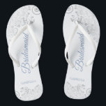 Chinelos Casamento com Bridesmaid de Arrasto Azul e Pó Azul<br><div class="desc">Estes chinelos elegantes de casamento são uma maneira excelente de obrigado e reconhecer suas madrinhas, enquanto descansam depois de um longo dia. O belo design apresenta um elegante design com colheres de rendas de cinza prateada sobre fundo branco e letras ricos azuis empoeiradas de script. O texto diz Bridesmaid com...</div>
