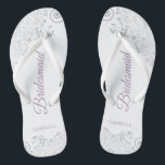 Chinelos Casamento com Bridesmaid de Arrasto e Script de La<br><div class="desc">Estes chinelos elegantes de casamento são uma maneira excelente de obrigado e reconhecer suas madrinhas, enquanto descansam depois de um longo dia. O belo design apresenta um elegante design com colchões de rendas de cinza prateada sobre fundo branco e rico roxo empoeirado ou letra de lavanda. O texto diz Bridesmaid...</div>