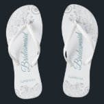 Chinelos Casamento de Brancas Brancas Elegantes de Chás Sil<br><div class="desc">Estes chinelos elegantes de casamento são uma maneira excelente de obrigado e reconhecer suas madrinhas, enquanto descansam depois de um longo dia. O belo design apresenta um design elegante com colheres de rendas de cinza prateada sobre fundo branco e letras de cores de rico ou turquesa coloridas. O texto diz...</div>