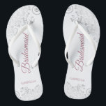 Chinelos Casamento de Bridesmaid com Lace e Rosa Dusty<br><div class="desc">Estes chinelos elegantes de casamento são uma maneira excelente de obrigado e reconhecer suas madrinhas, enquanto descansam depois de um longo dia. O belo design apresenta um design elegante com colchões de rendas de cinza prateada sobre fundo branco e rosa poeirento rico ou letra mauve rosa. O texto diz Bridesmaid...</div>
