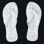 Chinelos Casamento de Madrinha de casamento Azul de Prata e<br><div class="desc">Estas belas chinelos de casamento são uma maneira excelente de obrigado e reconhecer sua Madrinha de casamento enquanto salva os pés dela ao mesmo tempo. Possui um design elegante com rendas de cinza prateada em um fundo branco e letras de script azul empoeiradas de rico. O teste lê Madrinha de...</div>