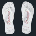 Chinelos Casamento Simples de Lace Silver e Bridesmaid de S<br><div class="desc">Estes chinelos elegantes de casamento são uma maneira excelente de obrigado e reconhecer suas madrinhas, enquanto descansam depois de um longo dia. O belo design apresenta um elegante design com colheres de rendas de cinza prateada sobre fundo branco e rico crimson vermelho roteiro. O teste diz Bridesmaid com seu nome...</div>