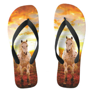 Chinelos Cavalos no travesseiro decorativo do pôr do sol