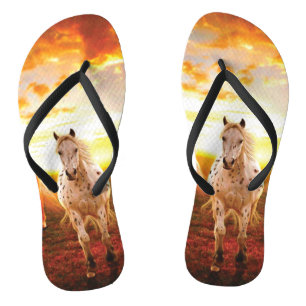 Chinelos Cavalos no travesseiro decorativo do pôr do sol