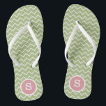 Chinelos Chevron Branco e Verde Personalizado<br><div class="desc">Chinelos de Casamento de Chevron Branco e Verde Personalizados</div>