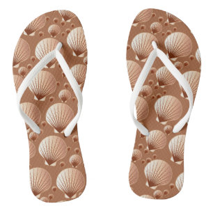 Chinelos Chocolate e conchas de estanho no cacau