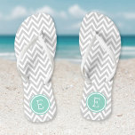 Chinelos Cinza e Aqua Chevron Monograma<br><div class="desc">sandálias de flutuação de sacudir impressas personalizadas com um padrão quevron moderno na moda e um monograma personalizado ou outro texto em um quadro circular. Clique em Personalizar para alterar as fontes e cores do texto ou adicionar suas próprias imagens para criar uma única design!</div>