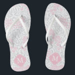 Chinelos Cinza e cor-de-rosa, Damasco Floral Monograma<br><div class="desc">Bonita e elegante cor damasco floral e monograma quatrefoil.</div>