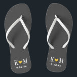 Chinelos Cinza e Monograma de Casamento Moderno Amarelo<br><div class="desc">Sandálias de sacudir impressas personalizadas personalizadas com um coração fofo e suas iniciais de monograma e data de casamento. Clique em Personalizar para alterar as fontes e cores do texto ou adicionar suas próprias imagens para criar uma única design!</div>