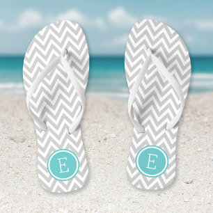 Chinelos Cinza e Turquoise Chevron Monograma