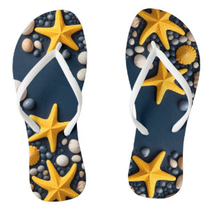 Chinelos Conchas, estrelas-do-mar e seixos numa praia areno