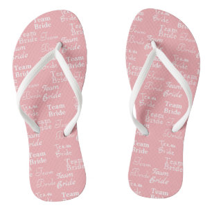 Chinelos cor-de-rosa com padrão de noiva de equipe